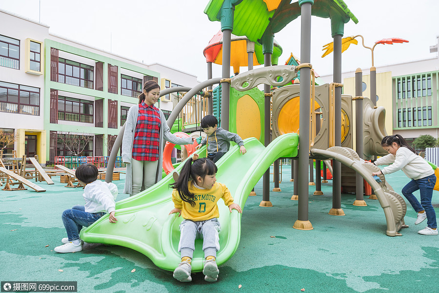 戶外幼師帶兒童玩滑滑梯