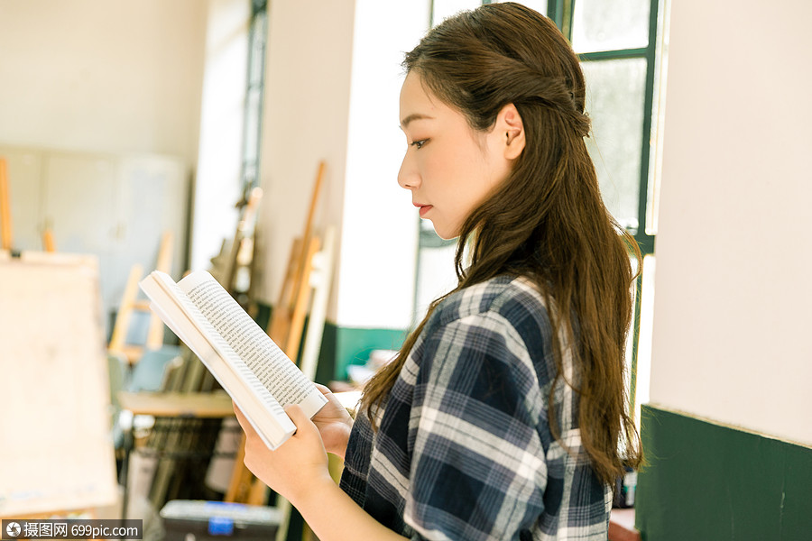 文艺女生看书