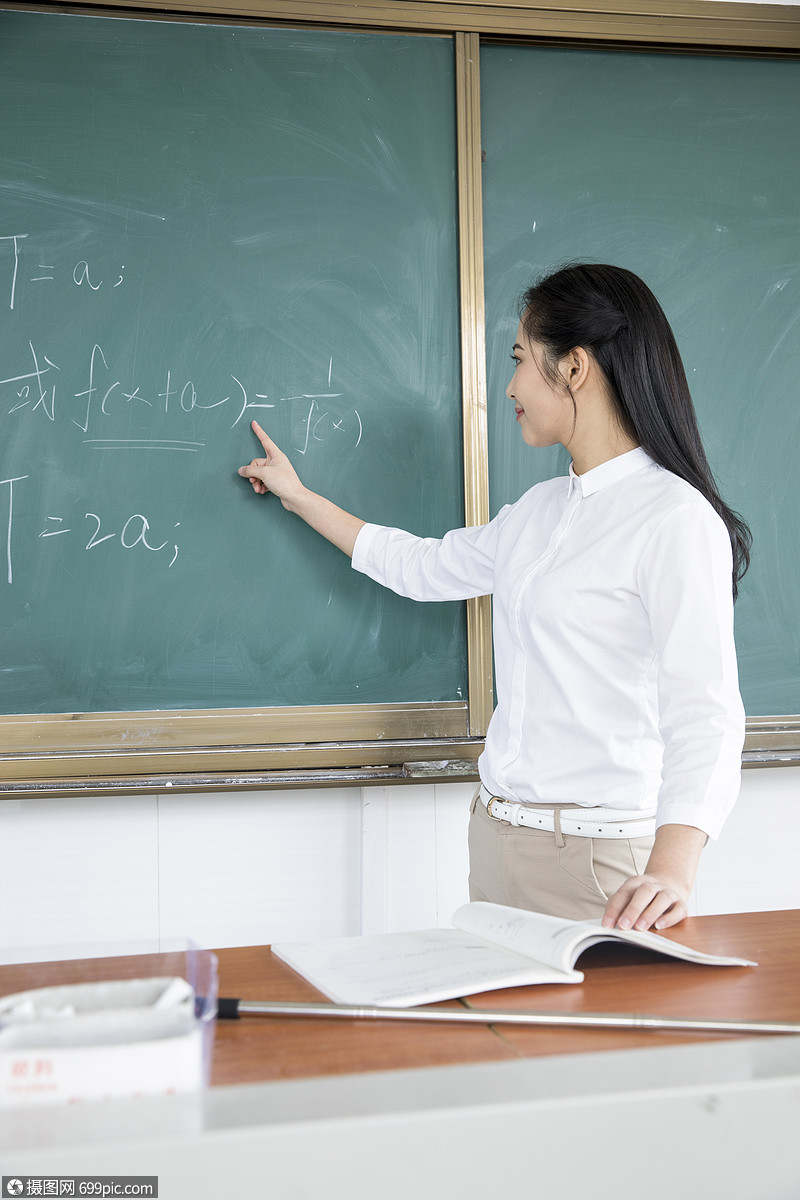 青少年教育老师上课