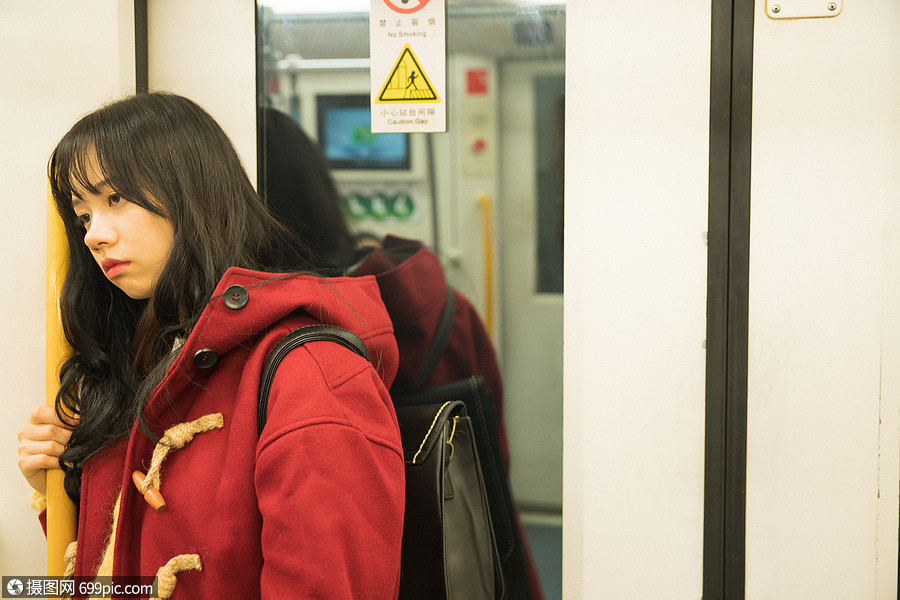 地铁里孤独的女孩女生人物