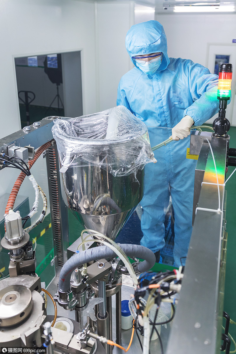 化工厂工人工作认真人物