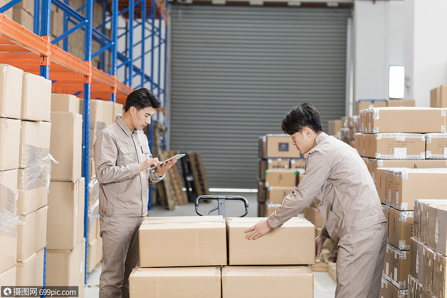 仓库管理员平板电脑整理货物物流人物
