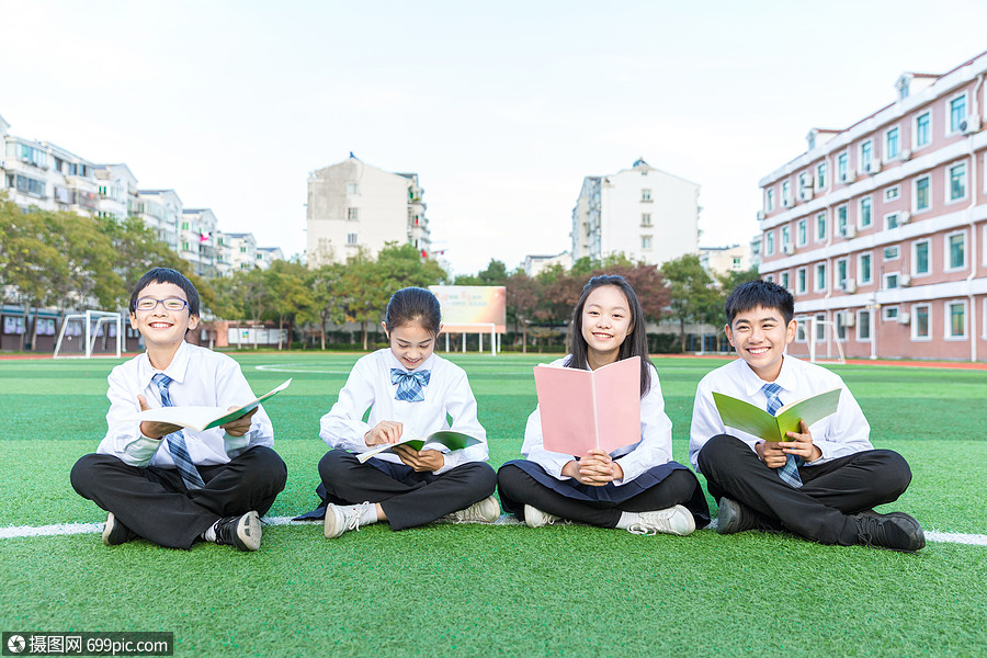 青少年操场阅读交流草坪中学生