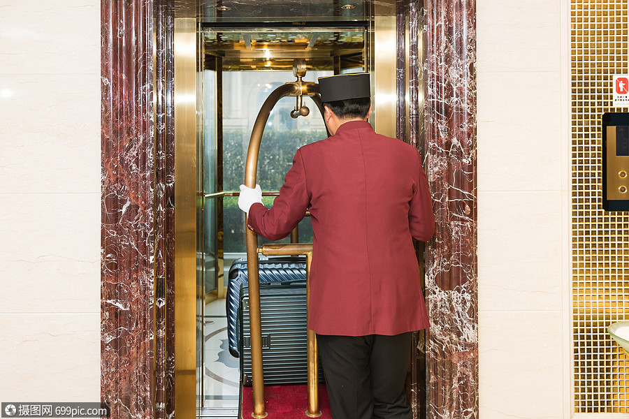 酒店门童进电梯