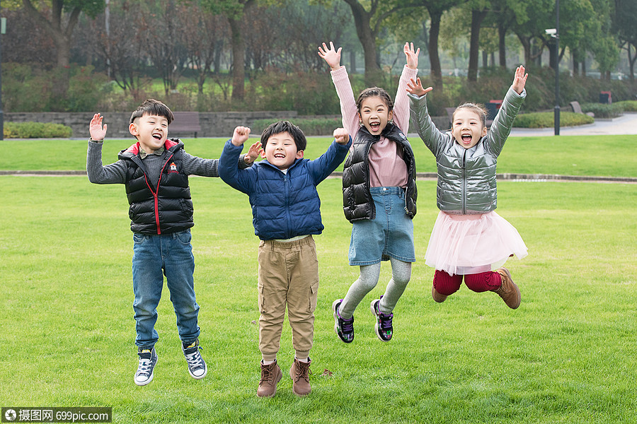 一起玩耍的小朋友欢呼儿童教育