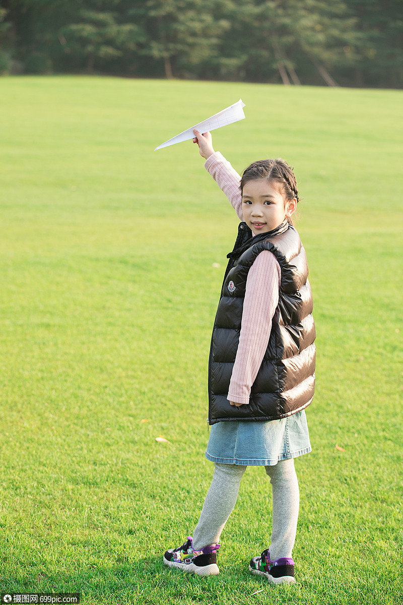 玩纸飞机的小女孩