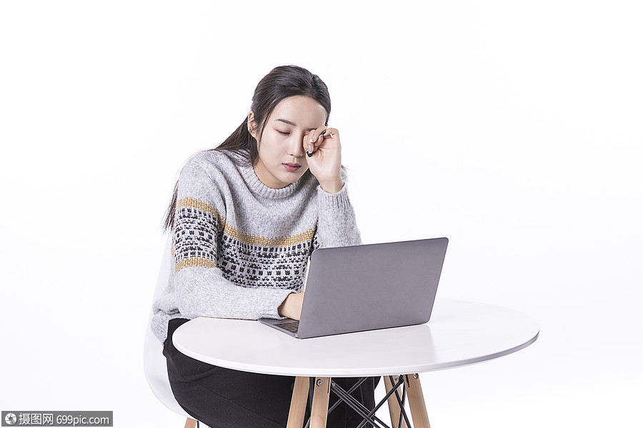 揉眼睛的年轻女性