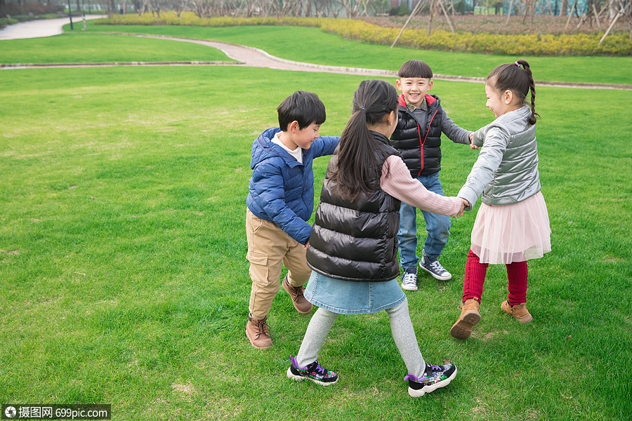 儿童草坪玩耍做游戏