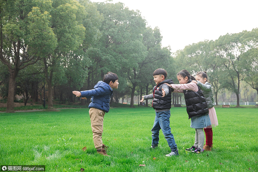 儿童草坪玩耍做游戏