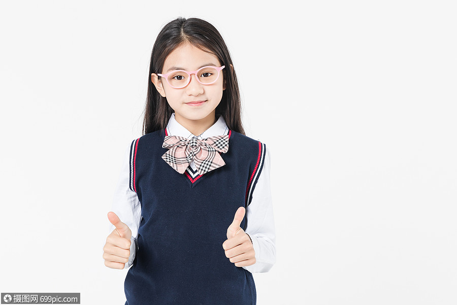 小学带眼镜的女生