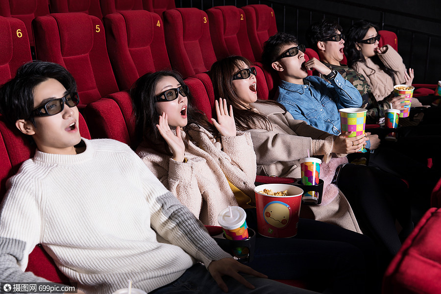 电影院看电影的青年们