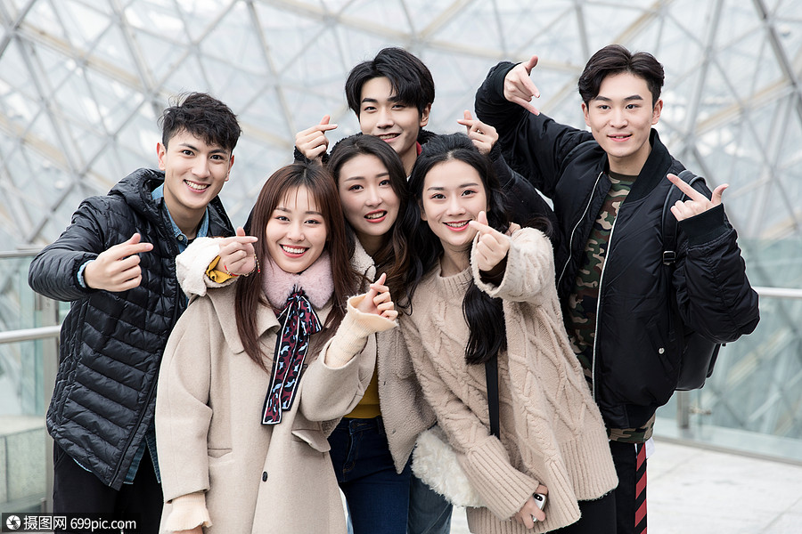 青年户外聚会大学生开心