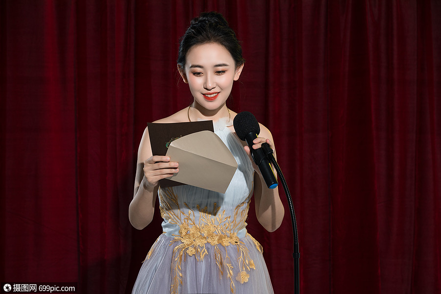 女主持人公布获奖名单