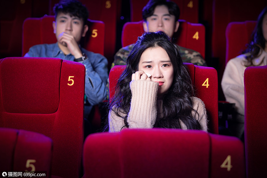 看电影的女生伤心形象