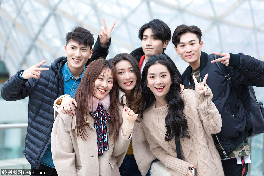 青年街头聚会形象联系休闲