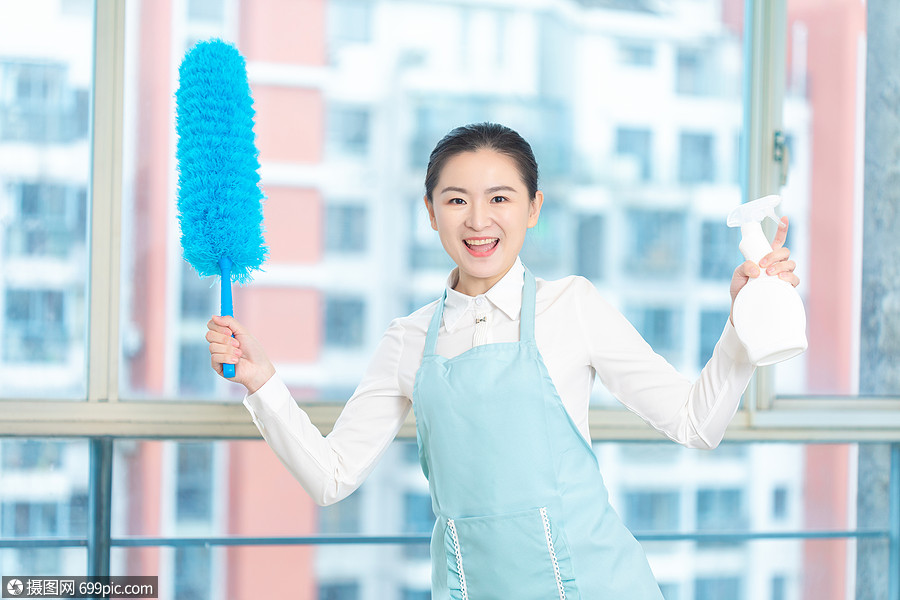 家政保洁手拿掸子形象