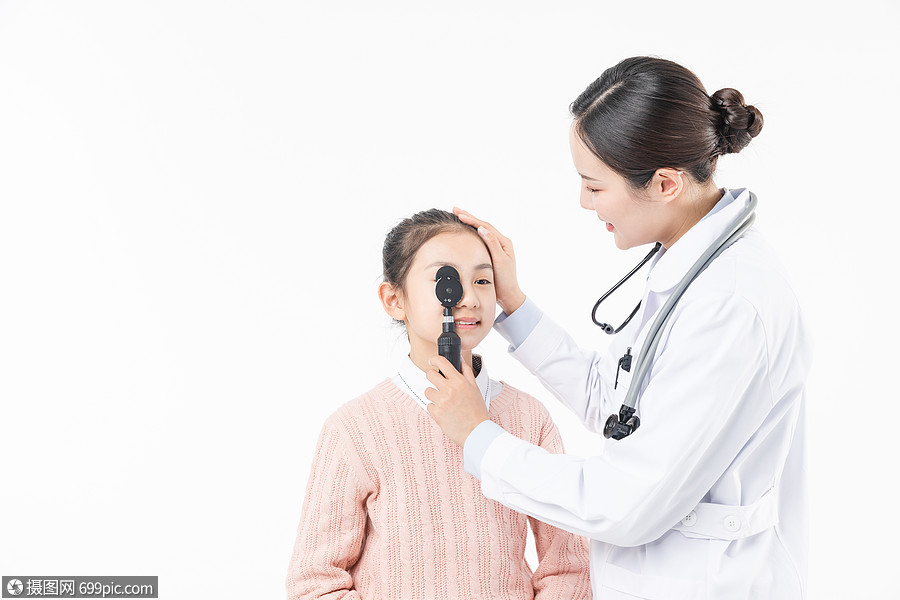 医生给女生眼睛检测