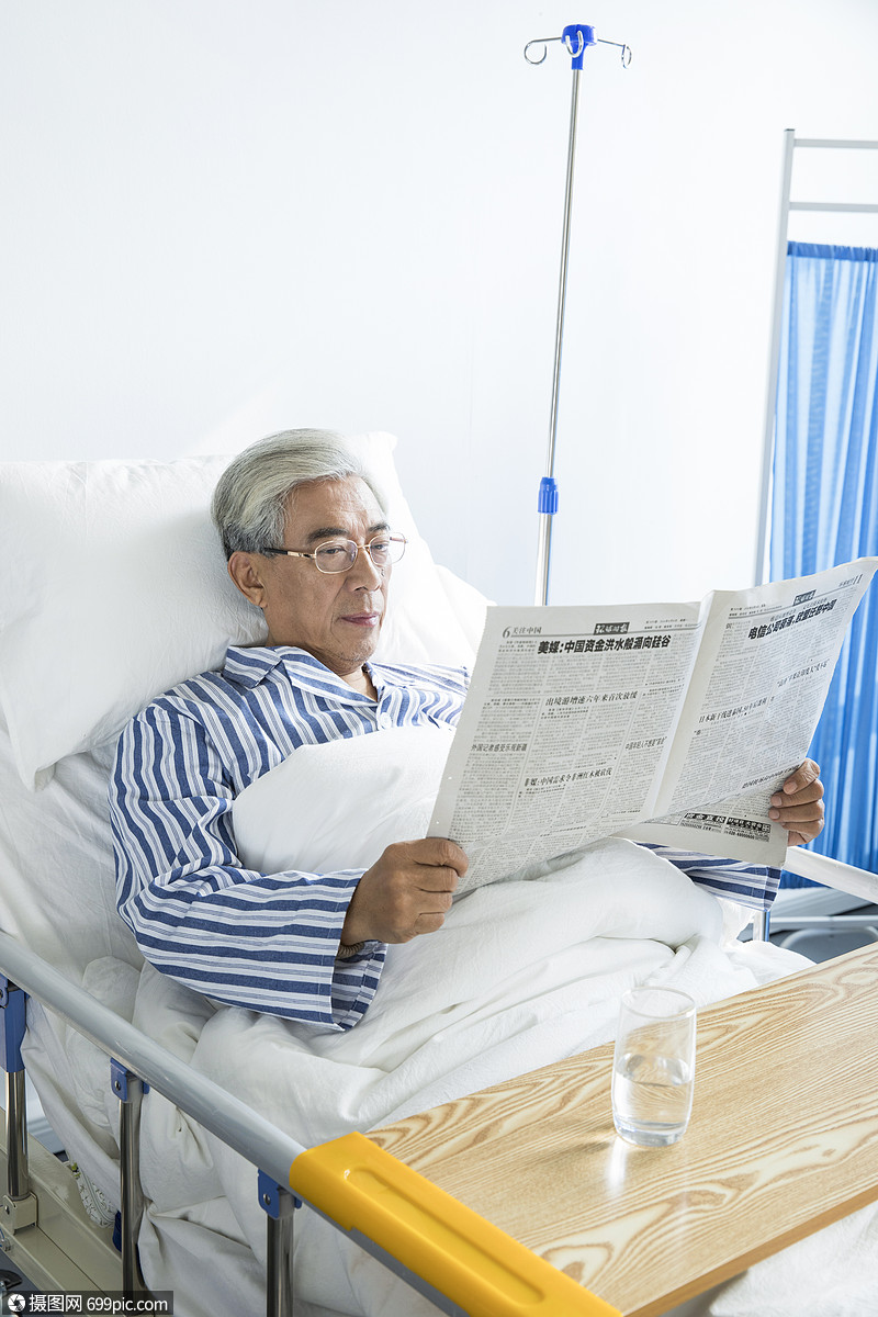 老年病人病床看报纸