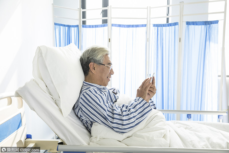 老年病人病床玩手机病号服生病