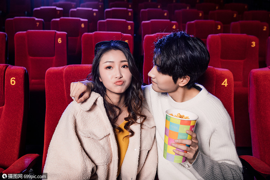 情侣在影院看电影