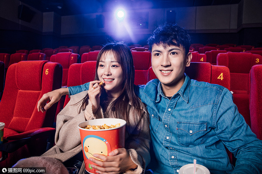 情侣在影院看电影