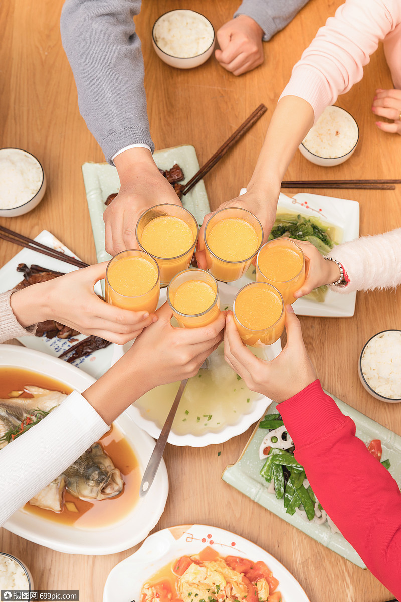 年夜饭碰杯聚餐干杯