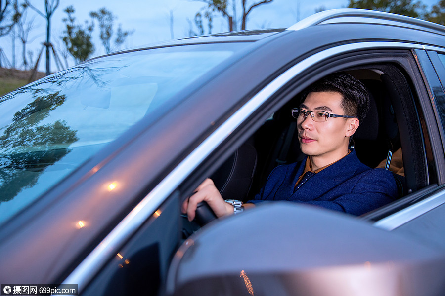 照片 汽车交通 专车司机驾车.jpg