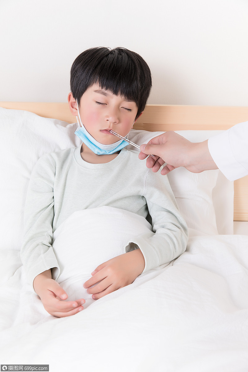 医生给小朋友量体温儿童测量体温