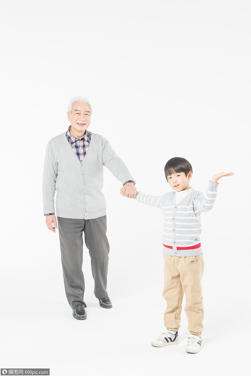 祖孙情爷爷和孙子牵手走路关爱成长