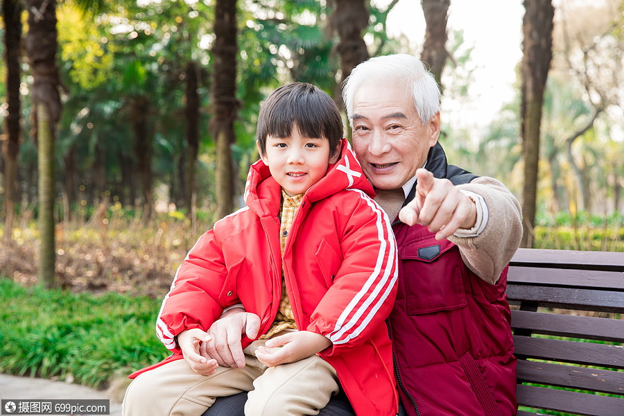 照片 人物情感 一家人 祖孙公园拥抱.jpg