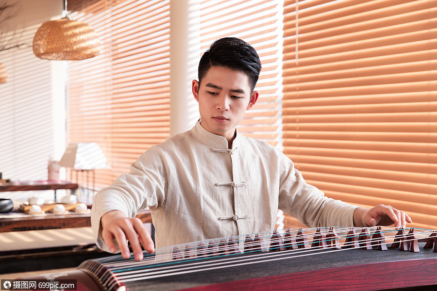 弹古筝的男生