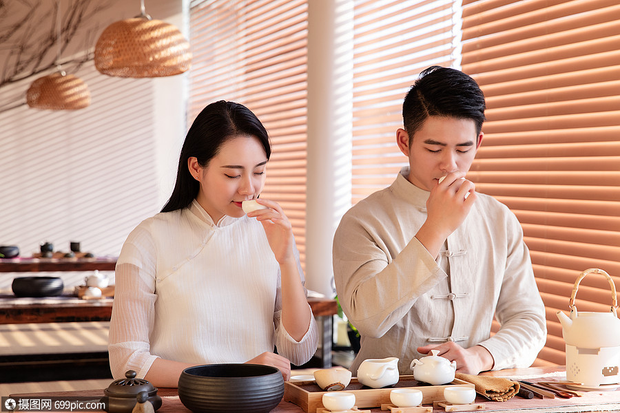 品茶的情侣