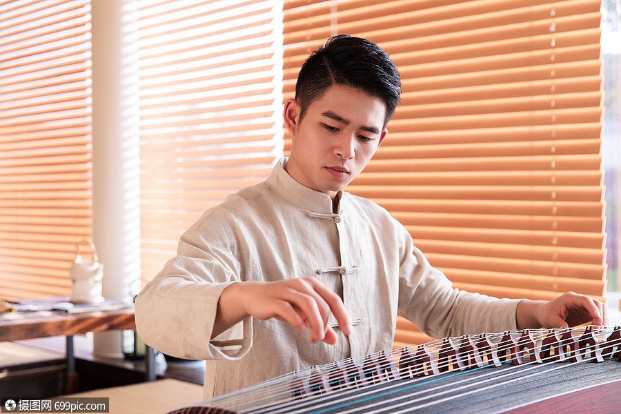 弹古筝的帅哥乐器古风