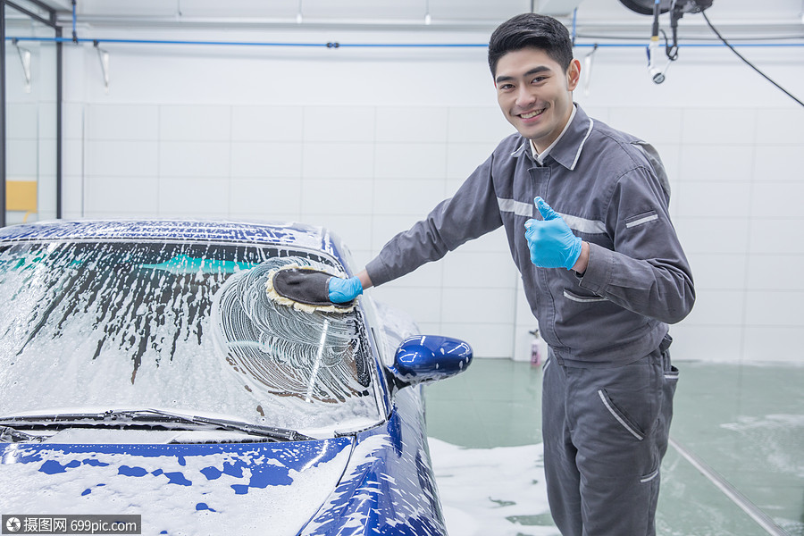 清洗工擦洗汽车洗车擦车