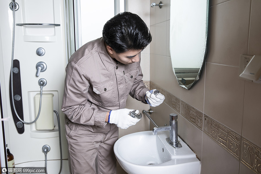 工人上门维修水龙头