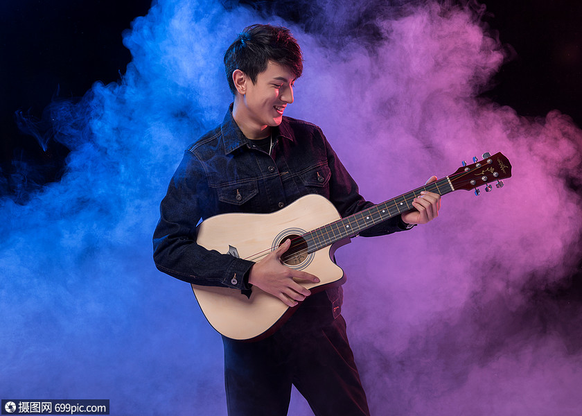弹吉他的帅哥