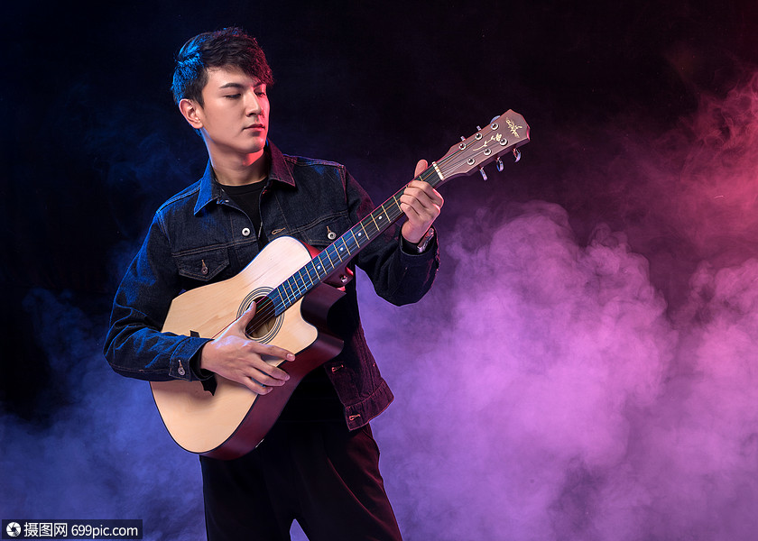 弹吉他的帅哥