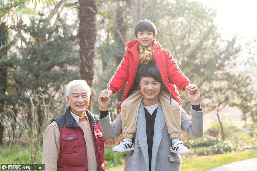 阳光下祖孙三代