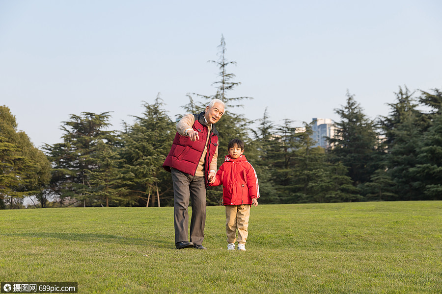 照片 人物情感 世纪公园 祖孙情爷爷牵孙子散步.jpg