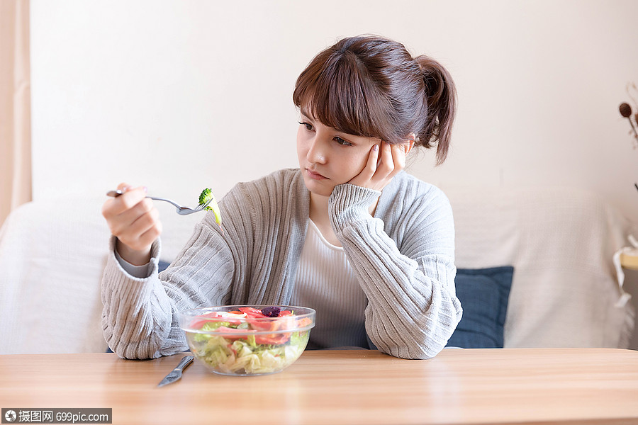 居家女性抗拒吃沙拉