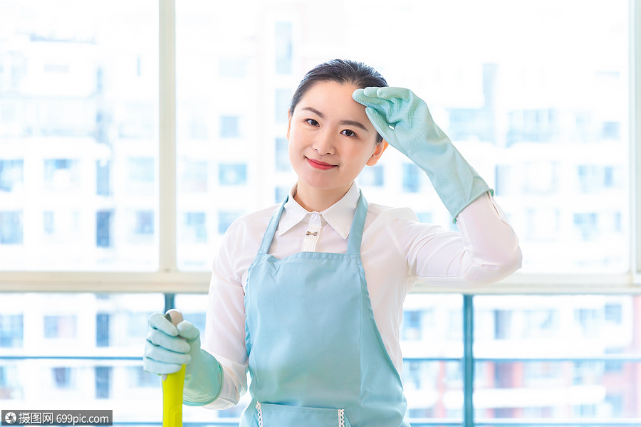 照片 人物情感 上门服务 保洁员擦汗.jpg