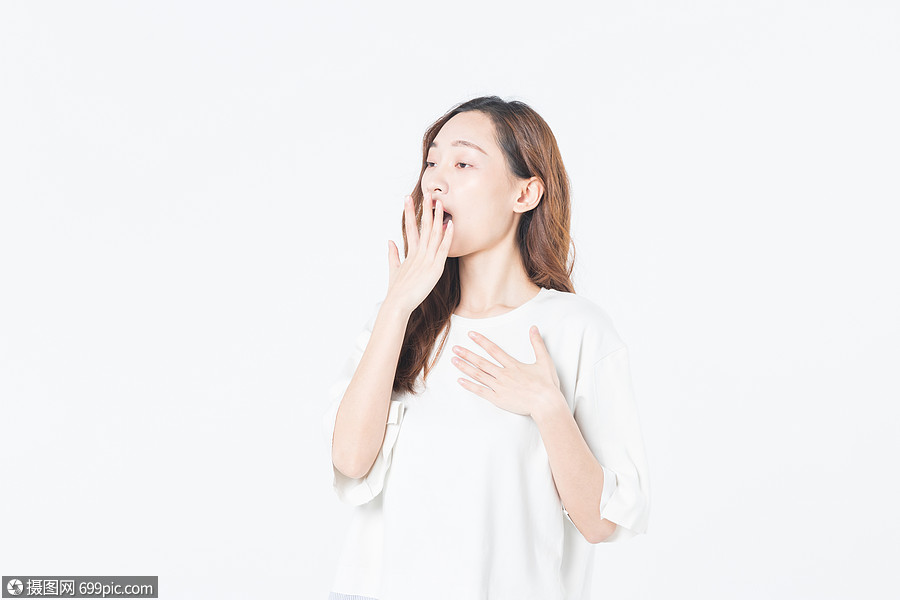年轻女性打哈欠