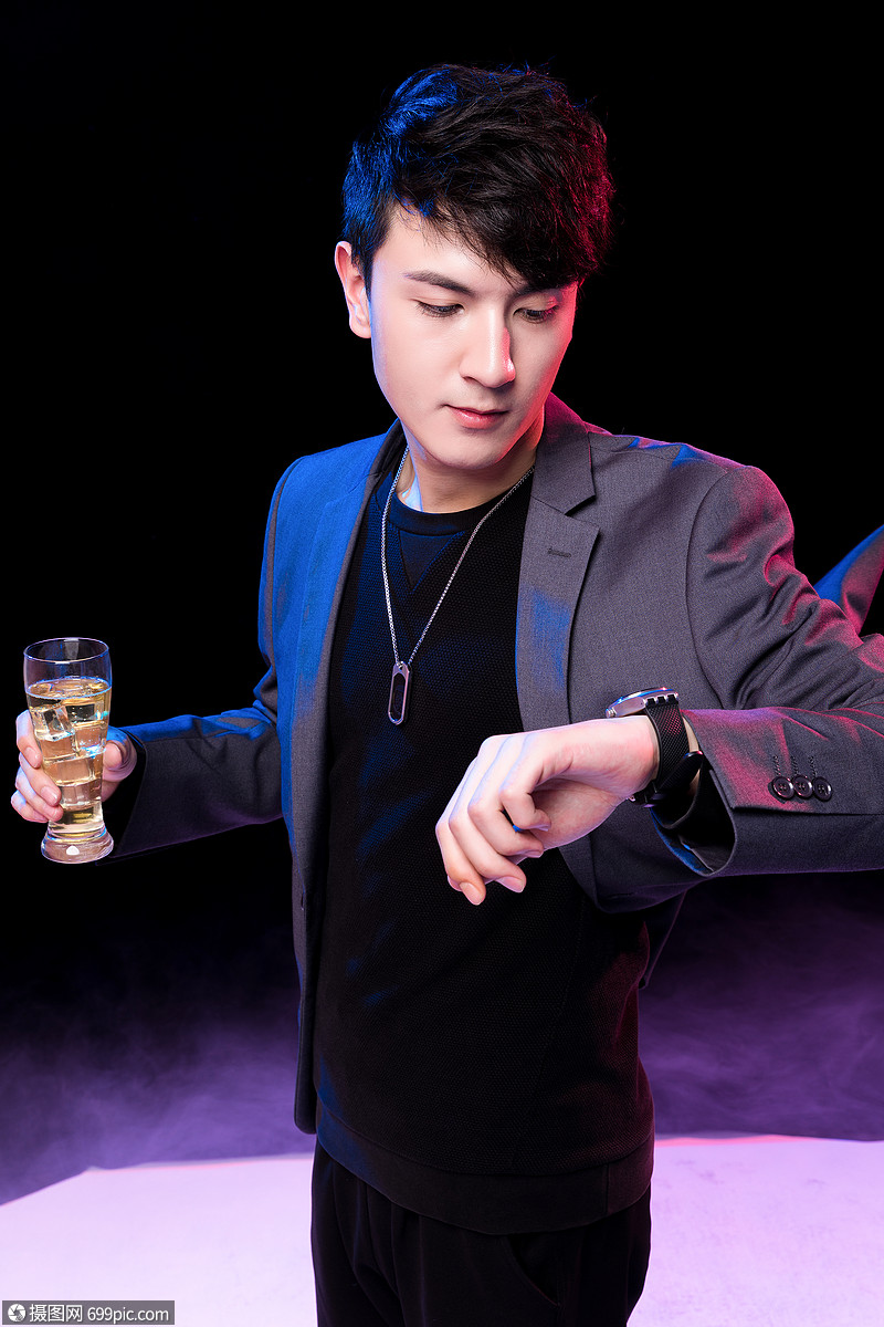 青年男性夜场喝酒