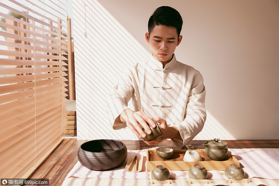男性茶艺师倒茶