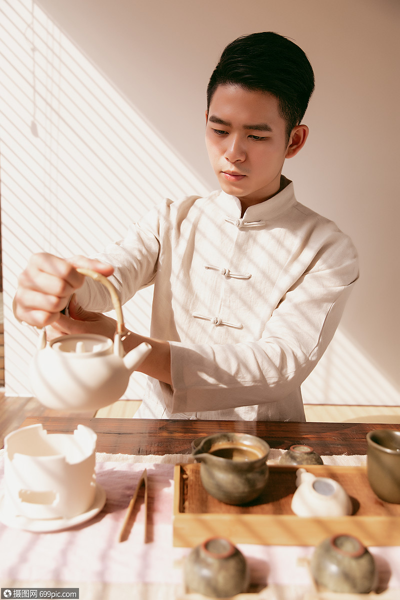 正在倒茶的茶艺师
