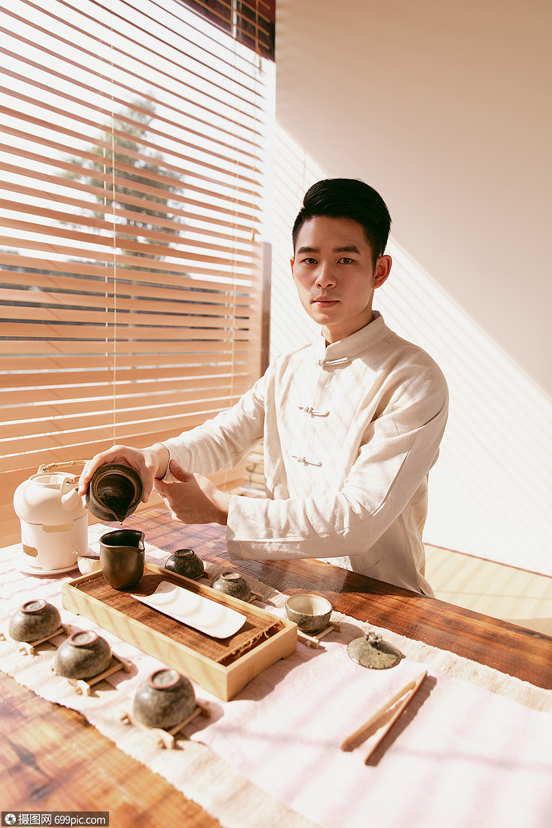 正在倒茶的茶艺师