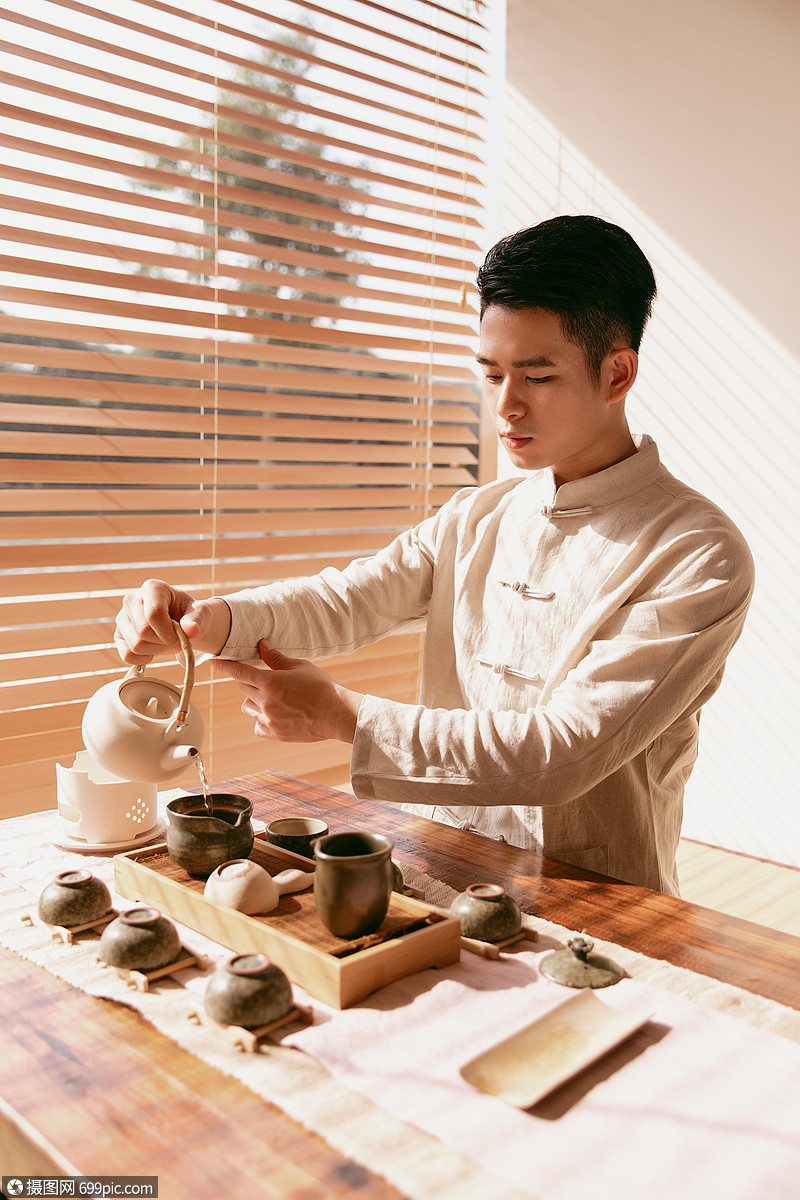 正在倒茶的茶艺师