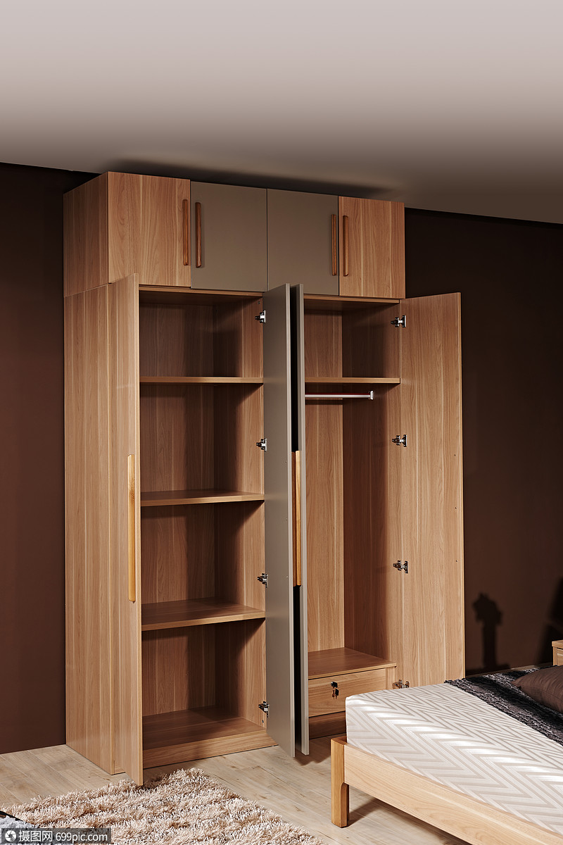 打开的木质衣柜