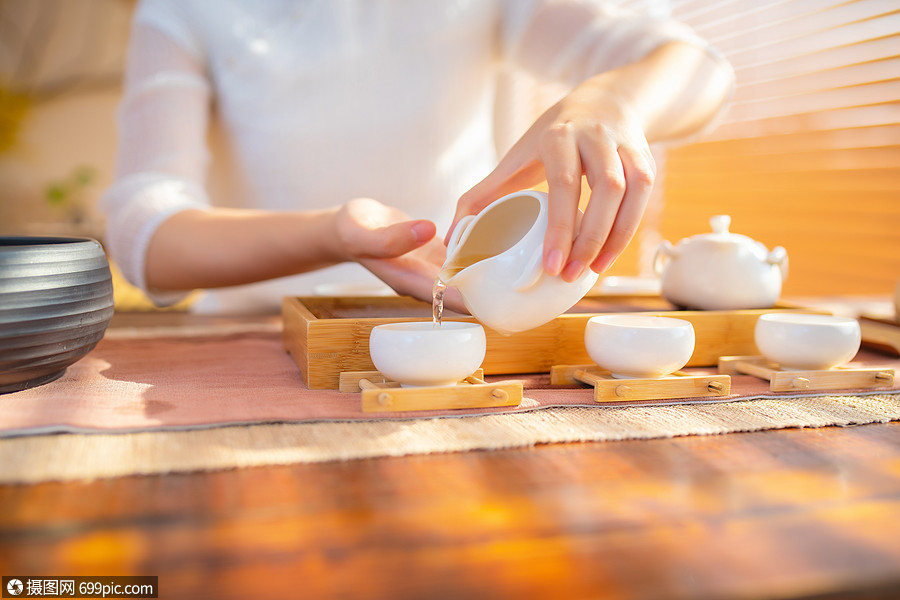 倒茶动作特写