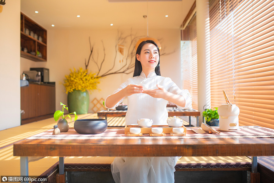 青年女性饮茶
